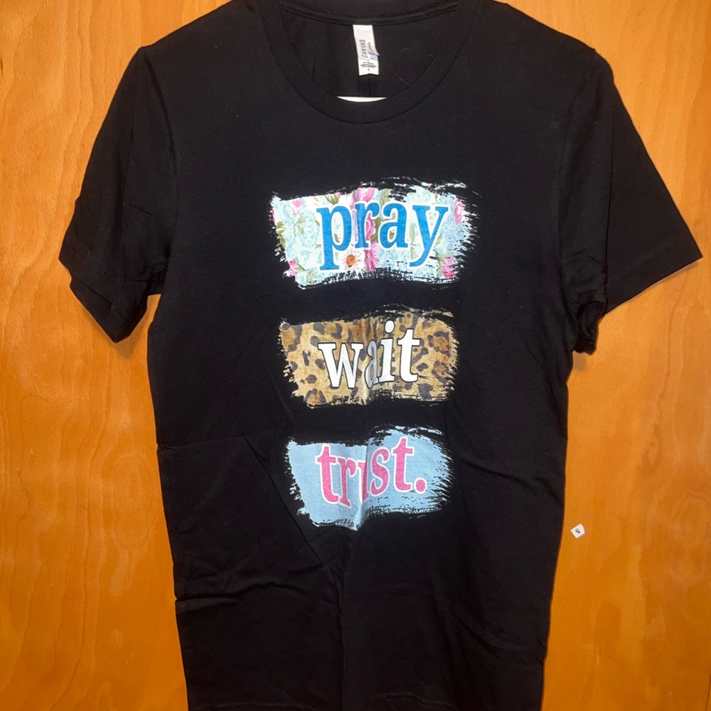 NWT pray wait trust tee S